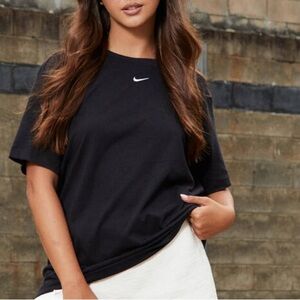 Nike Women's Black Short Sleeve Tee